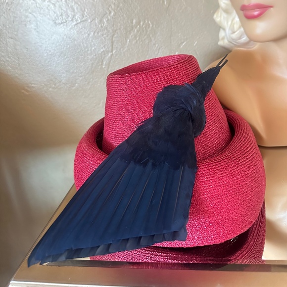 OUTSTANDING DESIGNER 1940s\' ROSE RED STRAW HAT WITH NAVY FEATHER \